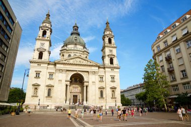 Budapeşte, Macaristan - 28 Temmuz 2024: Macaristan 'ın Budapeşte kentindeki Aziz Stephen Bazilikası' nda yürüyen turistler.