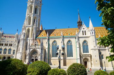 Budapeşte, Macaristan - 30 Temmuz 2024: Balıkçı Kalesi 'ndeki Matthias Kilisesi' nde yürüyen turistler