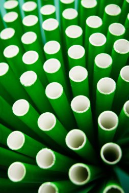 Masadaki kartondan yapılmış tek kullanımlık pipetleri kapatın.