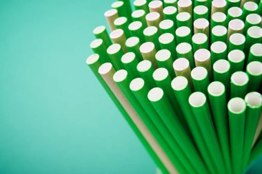 Masadaki kartondan yapılmış tek kullanımlık pipetleri kapatın.