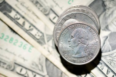 Çeyrek dolarlık madeni paralar birkaç dolar üzerine yığıldı.
