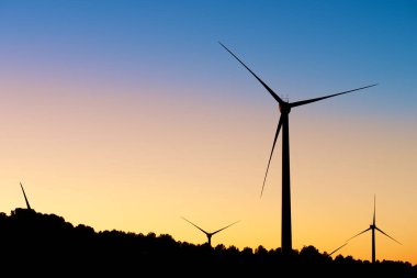 Sürdürülebilir elektrik üretimi için rüzgar türbinleri jeneratörleri