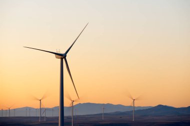 Sürdürülebilir elektrik üretimi için rüzgar türbinleri jeneratörleri