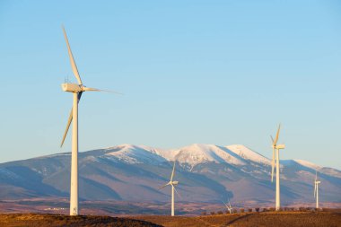 Rüzgar türbinleri yeşil elektrik üretimi için jeneratörler ve İspanya 'da Moncayo zirvesi.