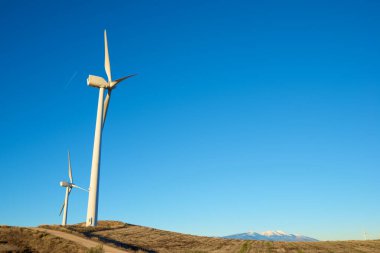 Rüzgar türbinleri yeşil elektrik üretimi için jeneratörler ve İspanya 'da Moncayo zirvesi.