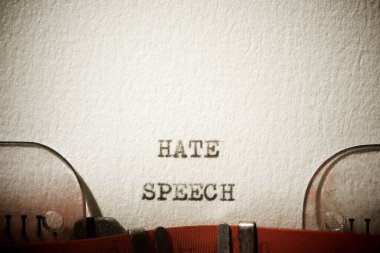 Daktiloyla yazılmış konuşma metninden nefret et.