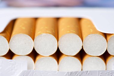 Sigara paketinde yakın plan.