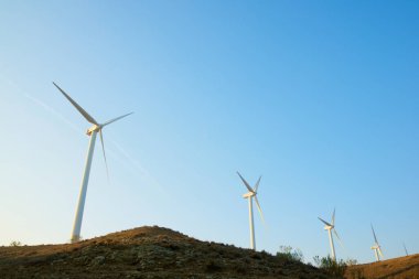 Güneş doğarken sürdürülebilir elektrik üretimi için rüzgar türbini jeneratörleri