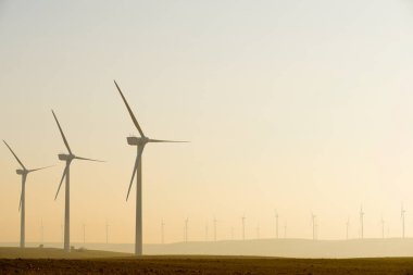 Güneş doğarken sürdürülebilir elektrik üretimi için rüzgar türbini jeneratörleri