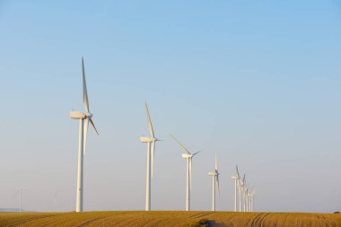 Zaragoza, İspanya 'da sürdürülebilir elektrik üretimi için rüzgar türbini jeneratörleri