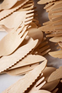 Masadaki tek kullanımlık ahşap çatal bıçak parçaları.