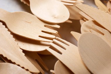 Masadaki tek kullanımlık ahşap çatal bıçak parçaları.