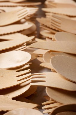 Masadaki tek kullanımlık ahşap çatal bıçak parçaları.