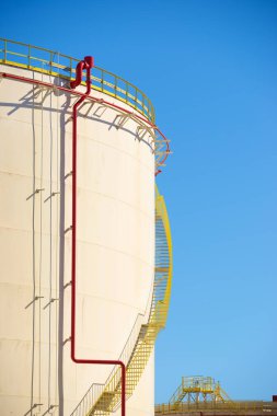 İspanya 'da yakıt deposu için büyük tanklar