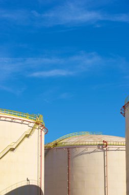 İspanya 'da yakıt deposu için büyük tanklar