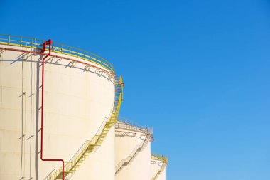 İspanya 'da yakıt deposu için büyük tanklar