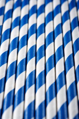 Kartondan yapılmış tek kullanımlık pipetleri kapatın.