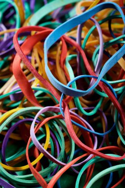 Düzensiz elastik bantlardan oluşan bir grubu kapat