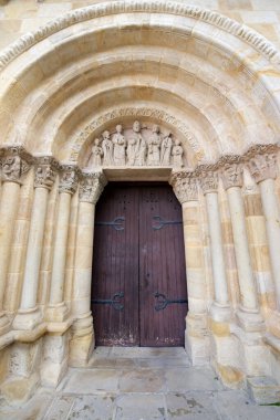 Soria şehrindeki San Juan de Rabanea kilisesinin girişini kapatın. İspanya 'daki Castilla Leon..