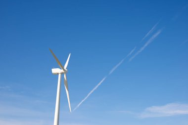 İspanya 'da sürdürülebilir elektrik üretimi için rüzgar türbini jeneratörü