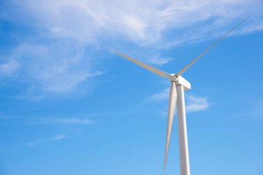 İspanya 'da sürdürülebilir elektrik üretimi için rüzgar türbini jeneratörü