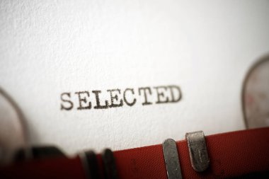 Daktiloyla yazılmış seçili sözcük.