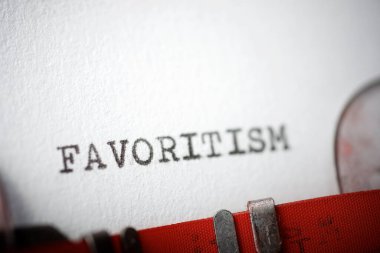 Bir daktilo ile yazılmış iltimas kelimesi.