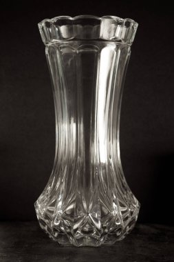 Siyah arkaplanı olan eski bir kristal vazoyu kapat