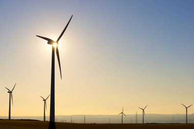 Sürdürülebilir elektrik üretimi için rüzgar türbinleri jeneratörleri