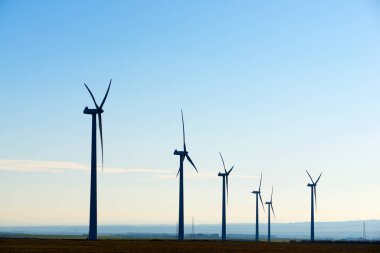 Sürdürülebilir elektrik üretimi için rüzgar türbinleri jeneratörleri