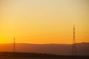 Huesca 'da alacakaranlıkta yüksek voltaj hattı, Sapin' de Aragon.