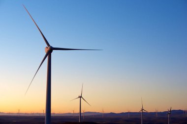 Sürdürülebilir elektrik üretimi için rüzgar türbinleri jeneratörleri