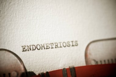 Daktiloyla yazılmış endometriyozis kelimesi.
