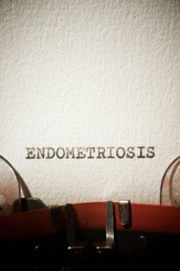 Daktiloyla yazılmış endometriyozis kelimesi.