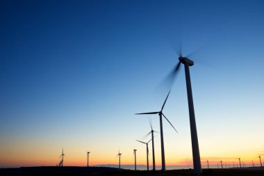 Güneş doğarken sürdürülebilir elektrik üretimi için rüzgar türbini jeneratörleri