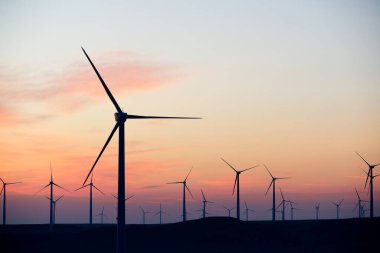 Güneş doğarken sürdürülebilir elektrik üretimi için rüzgar türbini jeneratörleri