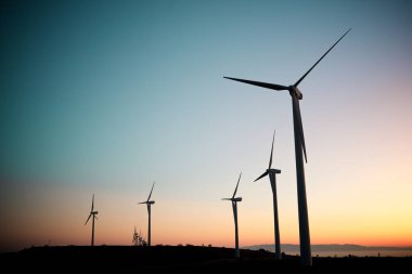 Güneş doğarken sürdürülebilir elektrik üretimi için rüzgar türbini jeneratörleri