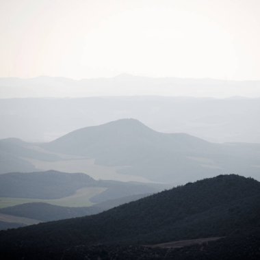 İspanya 'da Aragon' un Zaragoza ilindeki tepelerin silueti