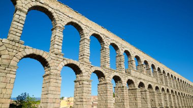 İspanya 'daki Castilla Leon' un Segovia şehrindeki Roma su kemerinin altından görüntüler.