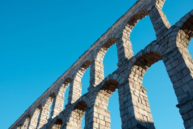 İspanya 'daki Castilla Leon' un Segovia şehrindeki Roma su kemerinin altından görüntüler.