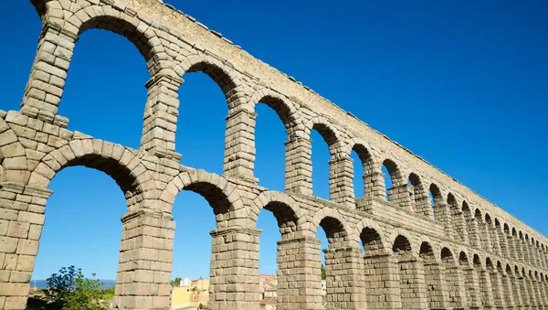 İspanya 'daki Castilla Leon' un Segovia şehrindeki Roma su kemerinin altından görüntüler.