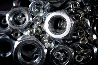 Bağlayıcıları tamir etmek için metal fındıkları kapatın.