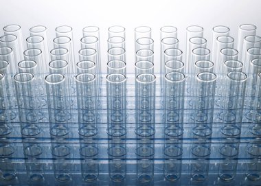 Laboratuvar rafında duran boş cam test tüplerinin olduğu bir grubu kapat..