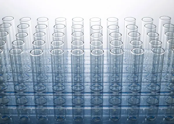 Laboratuvar rafında duran boş cam test tüplerinin olduğu bir grubu kapat..