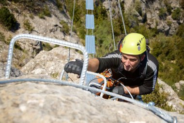 Calcena, Zaragoza, İspanya 'da Aragon' da bir ferrata rotasına tırmanıyorum.