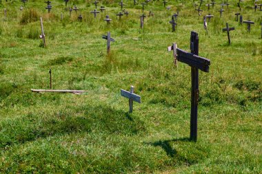 Sad Hill mezarlığındaki mezarlar, spagetti batıdaki film mekanı, iyi, kötü ve çirkin, İspanya 'nın Burgos eyaletinde.