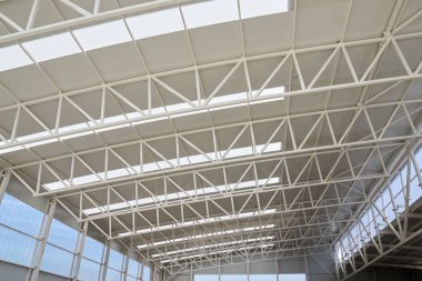 Spor salonunun çatı kirişlerinin altından yakın çekim görüntüsü