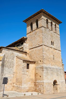 İspanya 'nın Castilla Leon bölgesindeki Palencia eyaletinin Fromista kentindeki San Pedro Romanesk Kilisesi' nin dış görünüşü.