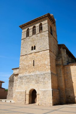 İspanya 'nın Castilla Leon bölgesindeki Palencia eyaletinin Fromista kentindeki San Pedro Romanesk Kilisesi' nin dış görünüşü.