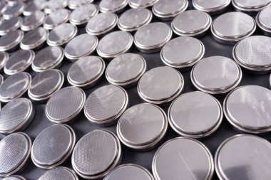 Masadaki tek kullanımlık büyük bir batarya grubuna yakın çekim.